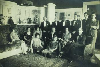 Svatba Evy, sestry Claire Beckové, a Stefana Schanzera, 1926 (zadní řada zleva: baron Felix Parnegg, Max Feigl, Otto Beck, Wilhelm Hirsch, Richard Hirsch a Max Beck 