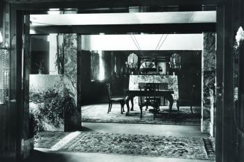 Adolf Loos, byt Wilhelma a Marthy Hirschových v prvním patře v Plachého ulici č. 6 v Plzni, 1907/1908, pohled do jídelny